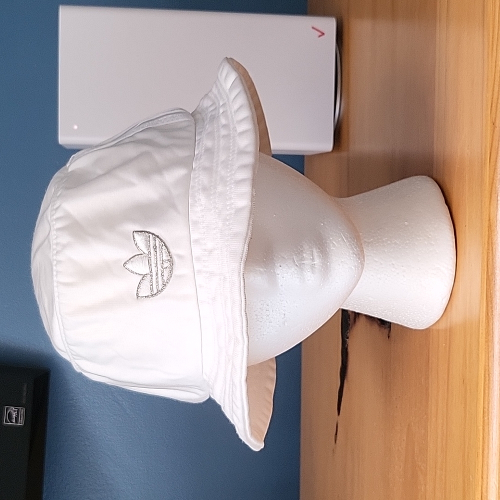 VINTAGE ADIDAS BUCKET HAT